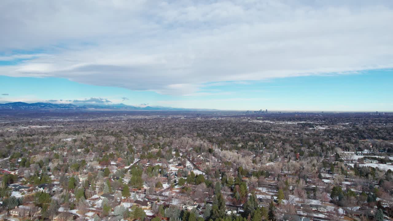 vista aérea de drones de denver, colorado y la cordillera rocosa en invierno