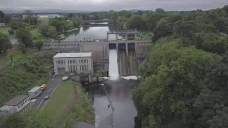 Imágenes-Aéreas-De-Una-Presa-De-La-Estación-Eléctrica