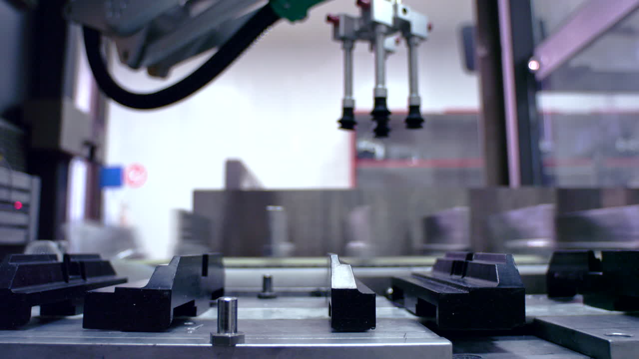 cinta transportadora de fábrica. línea de producción automatizada vacía. fabricación de fábrica