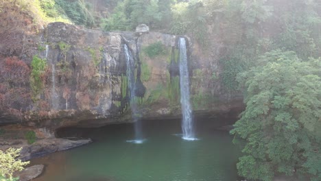 cascada doble en el bosque exuberante