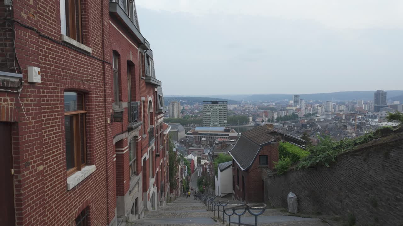 vista del paisaje urbano de lieja desde la cima de la histórica montaña de bueren, una empinada escalera alineada con edificios de ladrillo