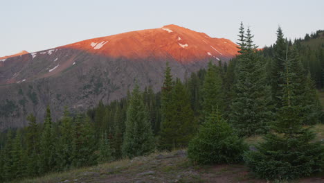 Filmischer-Sonnenaufgang-Mount-Dilemma-Wanderung-Rocky-Mountain-Denver-Colorado-Copper-Vail-Top-Of-The-World-View-Schnee-14er-Sommermorgen-Breckenridge-Colligate-Peaks-Atemberaubende-Friedliche-Rocky-Mountains-Schwenken-Langsam-Nach-Links