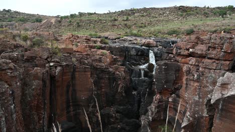 Kleiner-Wasserfall-Bei-Bourke&#39;s-Lucky-Potholes-In-Südafrika