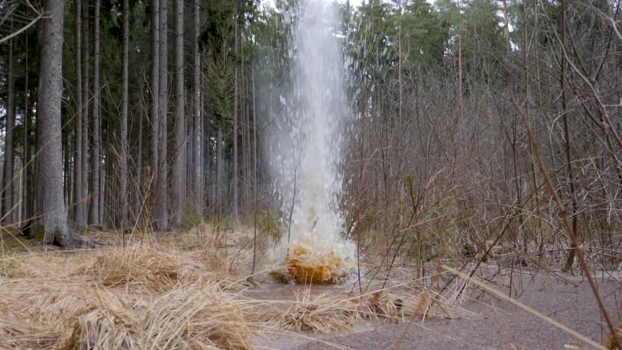 Slowmotion of exploding ice