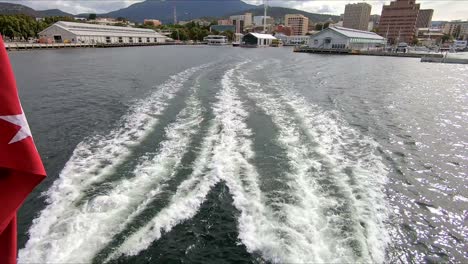 Abfahrt-Vom-Hobart-Wharf-Mit-Motorwaschanlage-Und-Flagge-Auf-Einem-Touristenboot,-Das-Zum-Museum-In-Mona-Fährt