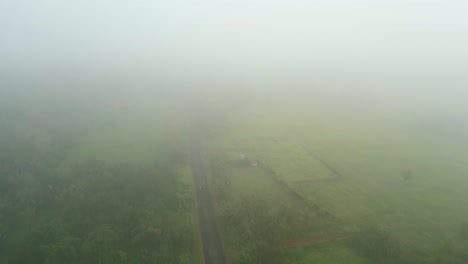 Vista-De-Arriba-A-Abajo-De-La-Mañana-Del-Pueblo-En-La-Niebla