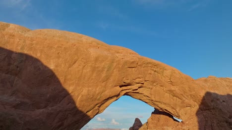 Arco-De-La-Torre-En-El-Parque-Nacional-Arches-Al-Atardecer---Retroceso-Aéreo