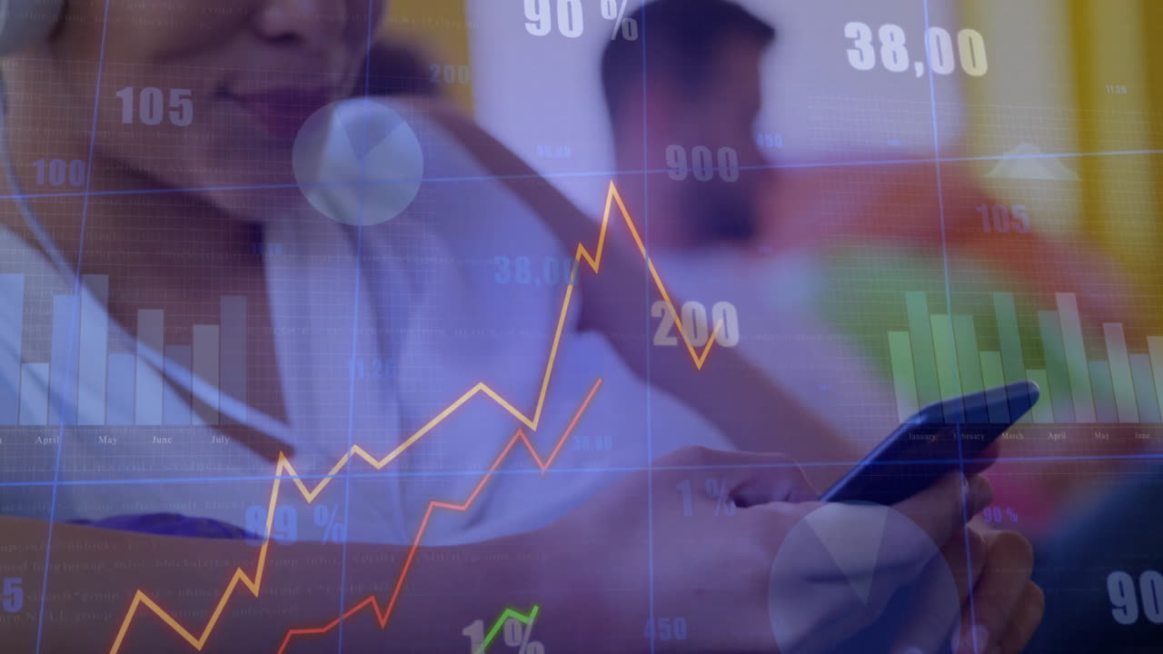 animación del procesamiento de datos financieros sobre una mujer caucásica que usa un teléfono inteligente