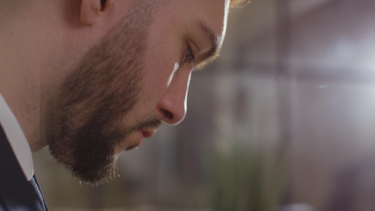 primer plano de un hombre de negocios en la oficina revisando y tomando notas sobre la solicitud o el cv para la vacante de trabajo 2