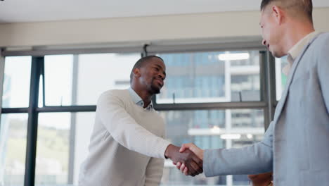 hombre de negocios, hombre negro y apretón de manos con bienvenida