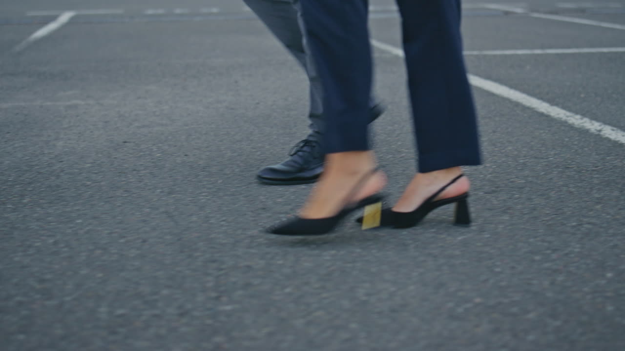 사업가들이 다리를 고 도시의 보행로를 고 가까이에서 만나고 서두르고 있습니다.