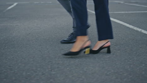 gente de negocios con las piernas pisando la acera de la ciudad apresurándose a reunirse de cerca.