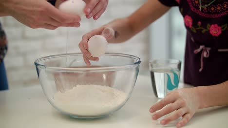 Cocinando-Manos-Rompiendo-Huevos.-Preparando-El-Desayuno-Juntos.-Mamá-Con-Niño-Cocinando