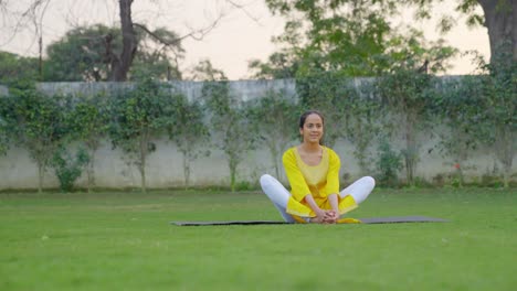 Niña-India-Haciendo-Pose-De-Yoga-Mariposa