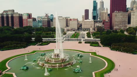 Eine-Orbitale-Drohnen-Luftaufnahme-Fängt-Anmutig-Einen-Parkbrunnen-In-Der-Innenstadt-Von-Chicago-Ein,-Der-Im-Herzen-Der-Stadt-Steht,-Eingerahmt-Von-Der-Ikonischen-Skyline-Von-Chicago,-Die-Sich-Majestätisch-Dahinter-Erstreckt