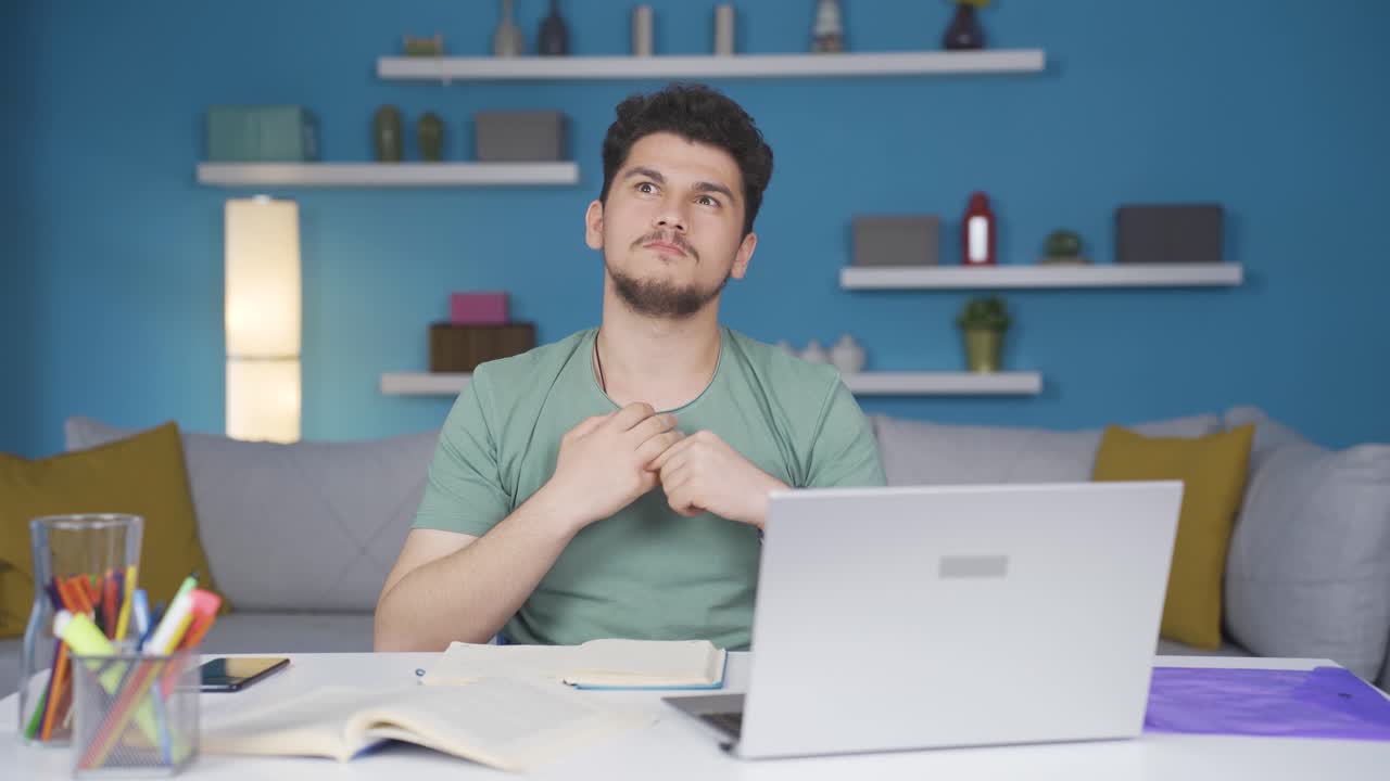 el estudiante varón resuelve una pregunta.