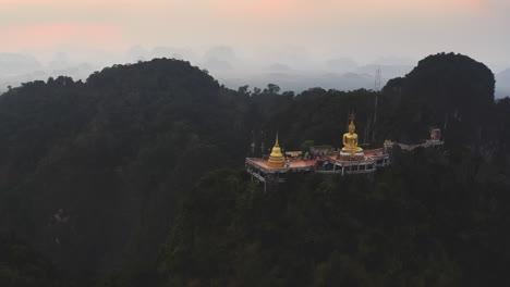 Tigerhöhlentempel-Mit-Goldener-Buddha-Statue-In-Den-Bergen-In-Thailand