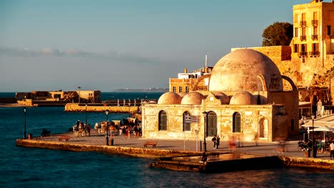 promenada de chania, en la isla de creta, en grecia