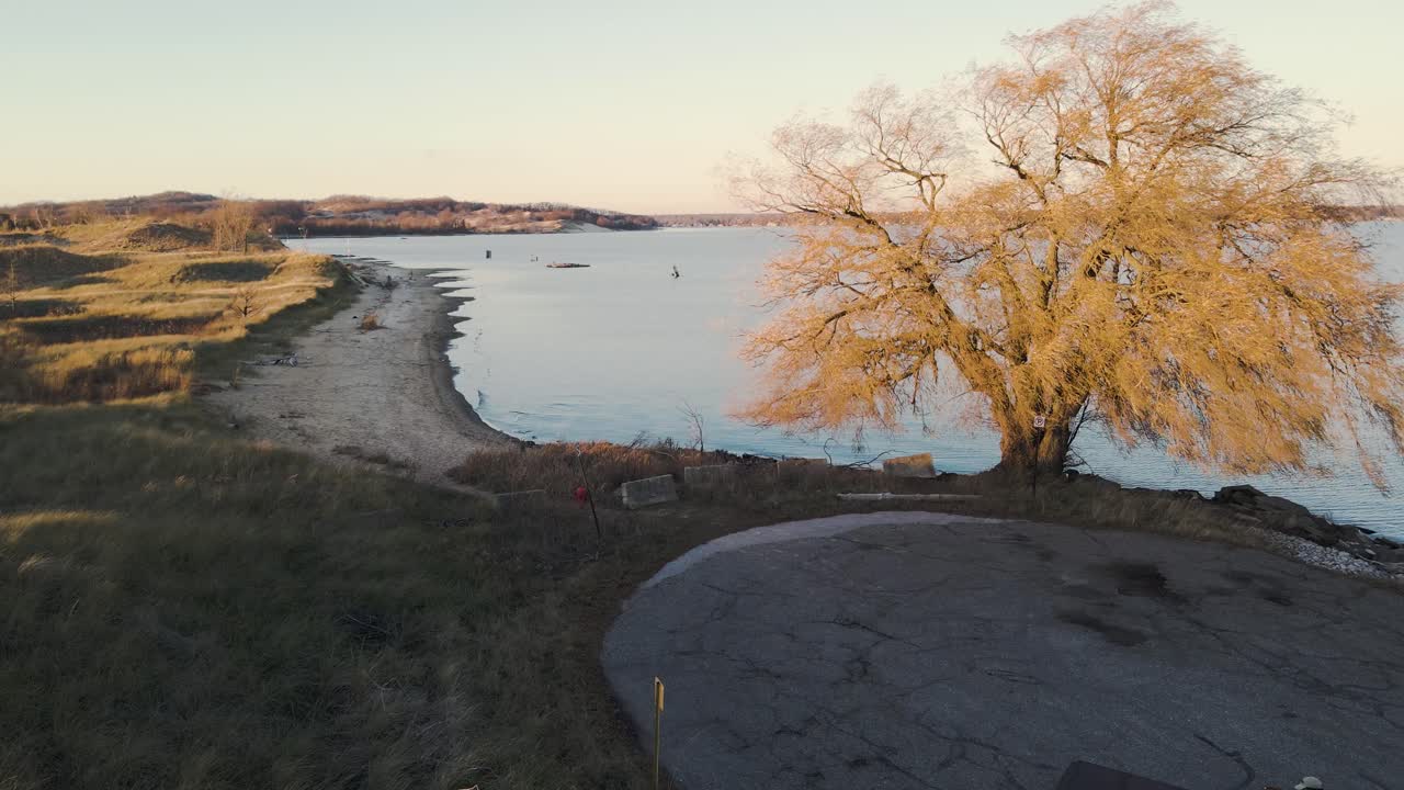 모래 부두 근처 머스키건 호수 위로 떠오르는 태양