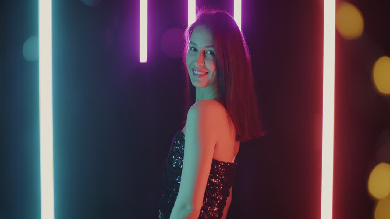 mujer elegante con luz de neón