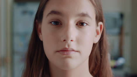 retrato de una hermosa adolescente en la cocina en casa sonriendo feliz disfrutando de un estilo de vida despreocupado