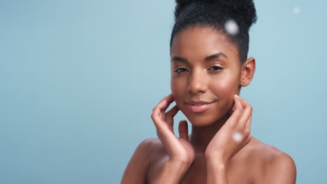 Schwarze-Frau,-Federn-Und-Weiches-Hautpflegemodell