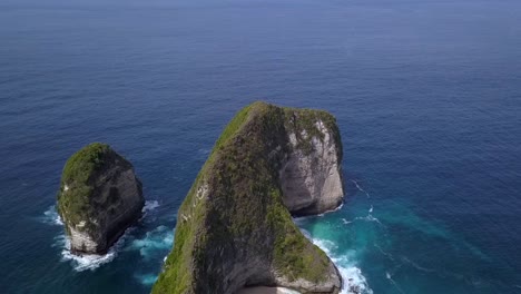 Maravillosa-Vista-Aérea-Panorama-De-Vuelo-Descripción-General-Tiro-De-Dron-De-200-Metros-De-Altura-Playa-Kelingking-En-Nusa-Penida-En-Bali-Indonesia-Es-Como-Parque-Jurásico