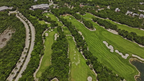 Luftaufnahme-Von-Kumal-Mexiko-V19-Mit-Einer-Drohne-Aus-Der-Vogelperspektive,-Die-Die-Gesamte-Landschaft-Des-Golfplatzes-Riviera-Maya-Sowie-Der-Luxushäuser-Und-Resorthotels-Von-Oben-Erfasst-–-Aufgenommen-Mit-Mavic-3-Pro-Cine-–-Juli-2023