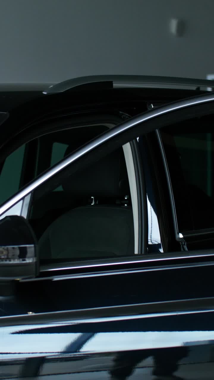 mujer abriendo una puerta de coche suv negra