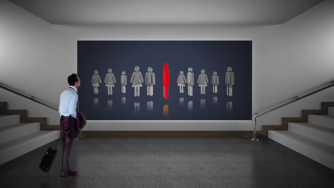 hombre de negocios caminando y mirando la pantalla digital