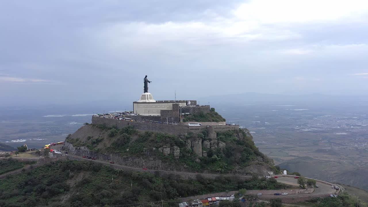 antena: cristo rey, montaña, guanajuato, drone view