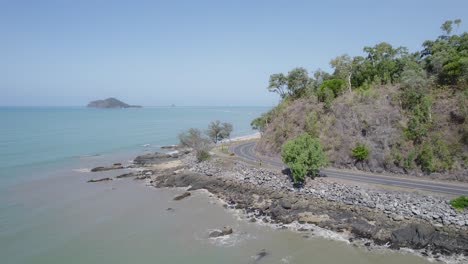 Automóviles-Circulando-Por-La-Autopista-Captain-Cook-En-Ellis-Beach,-En-El-Extremo-Norte-De-Queensland,-Australia