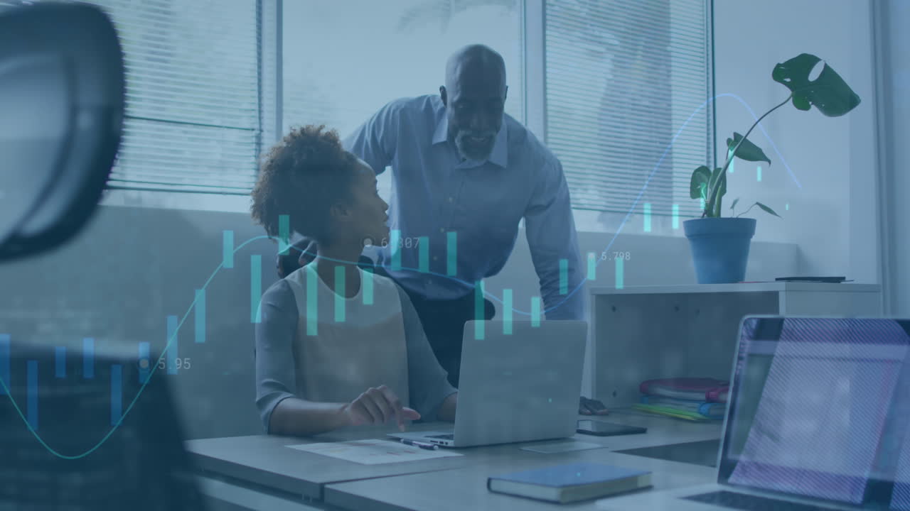 animación de gráficos, círculos de carga, tablero de negociación, diversos compañeros de trabajo discutiendo en el escritorio en la oficina