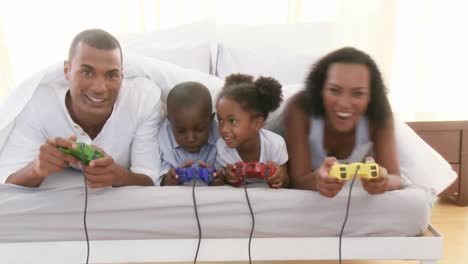 Familia-Afroamericana-Jugando-Videojuegos-En-El-Dormitorio