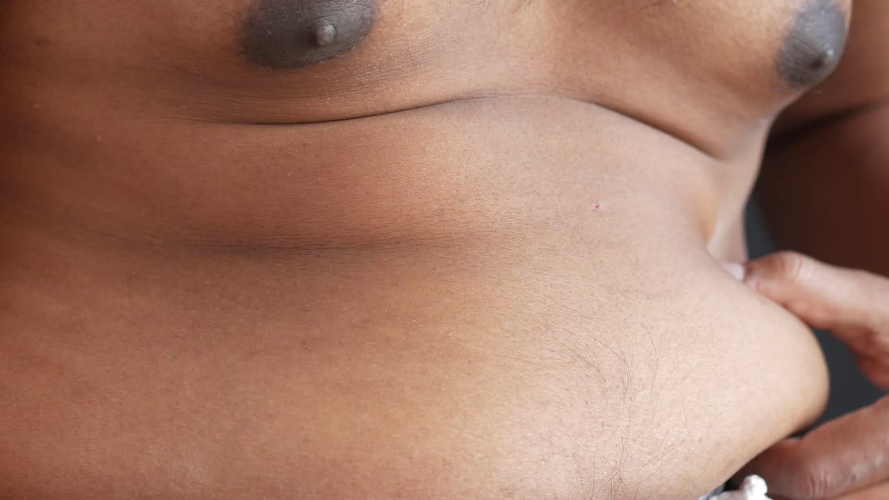 배 지방을 확인하는 남자