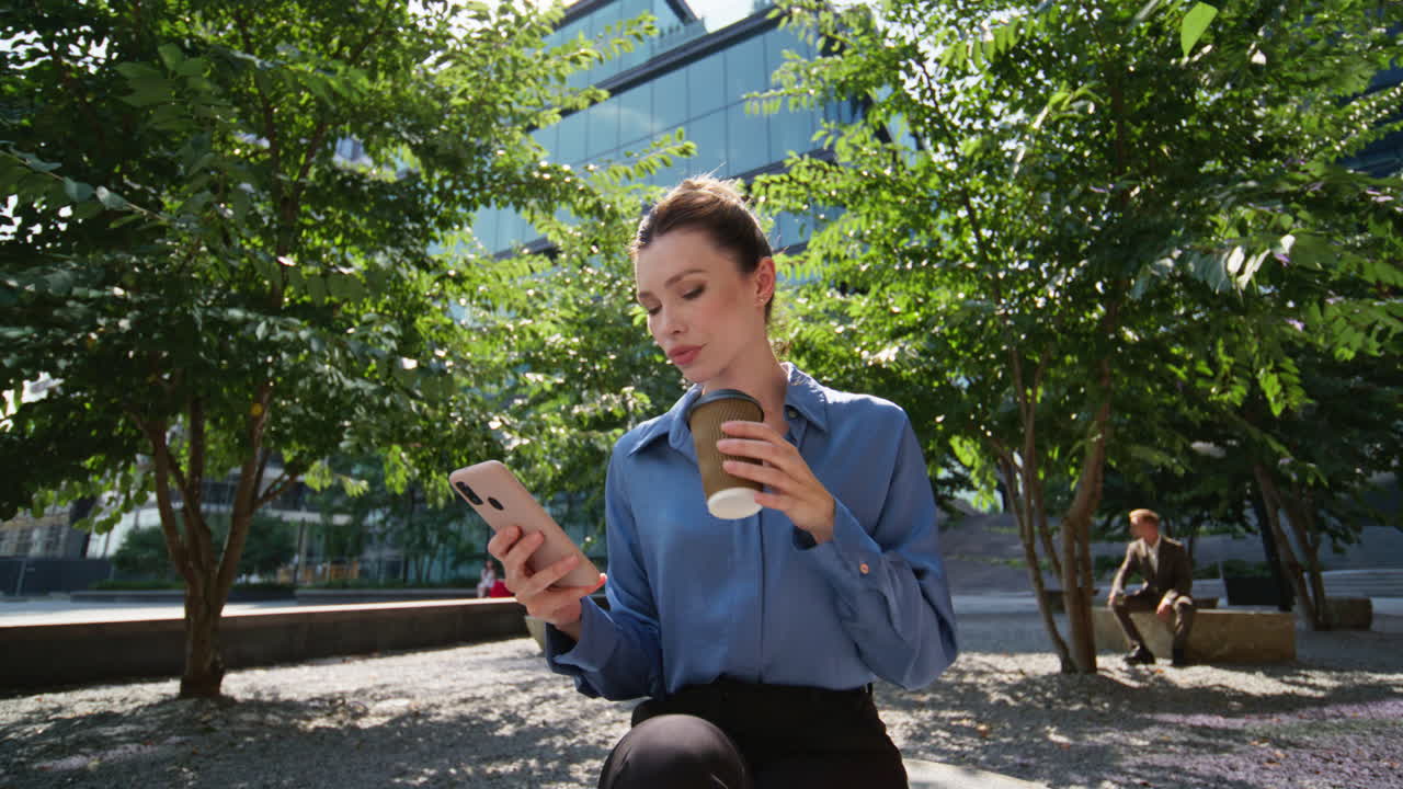 거리에서 커피를 마시고 앉아 있는 편안한 사업가.