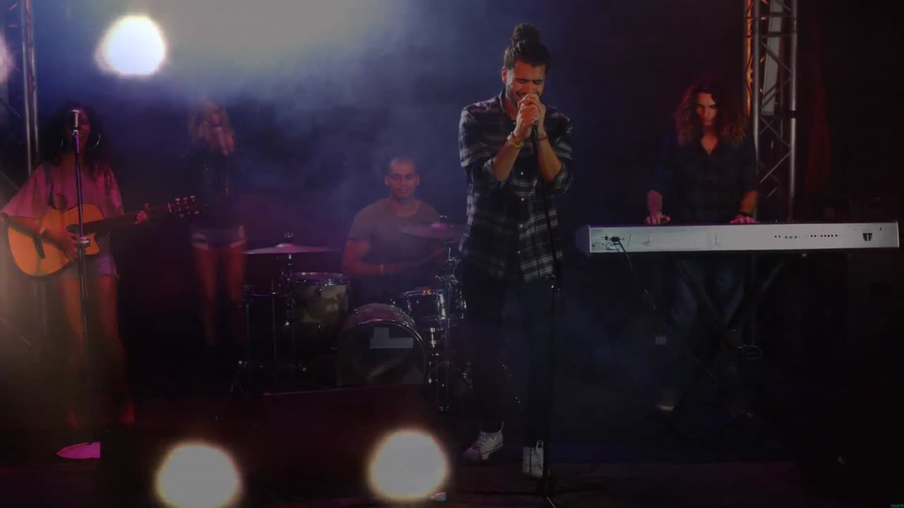 무대에서 음악을 연주하는 다양한 사람들 위에 조명의 애니메이션