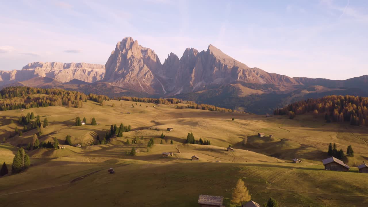 Una ripresa aerea panoramica rivela le baite di montagna sull'Alpe di Siusi, famoso pascolo alpino nelle Dolomiti italiane.