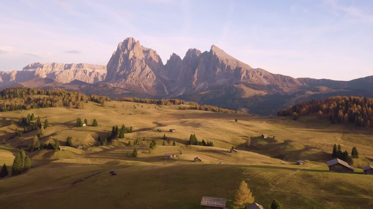 Una ripresa aerea panoramica rivela le baite di montagna sull'Alpe di Siusi, famoso pascolo alpino nelle Dolomiti italiane.