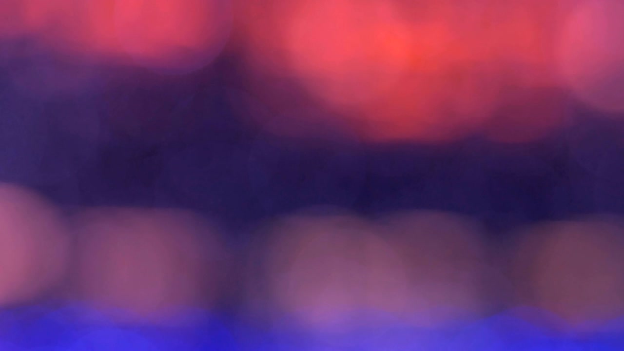 el fondo abstracto de la noche está desfocado con un bonito bokeh. luces de navidad borrosas bokeh. panorámica a través del borrón.