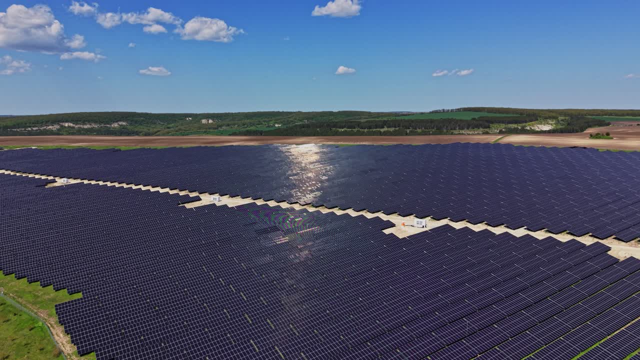 Solpaneler dækker land i et vedvarende energiprojekt i et landområde