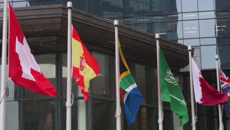 스위스, 스페인, 남아프리카, 사우디아라비아, 요르단, 뉴질랜드의 국기가 홍콩에서 바람에 펄럭이는 모습이 보입니다.