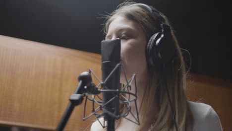 hermosa cantante que trabaja en un estudio de música