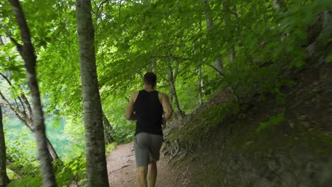 Laufen-Auf-Unebenen-Straßen-Im-Wald.