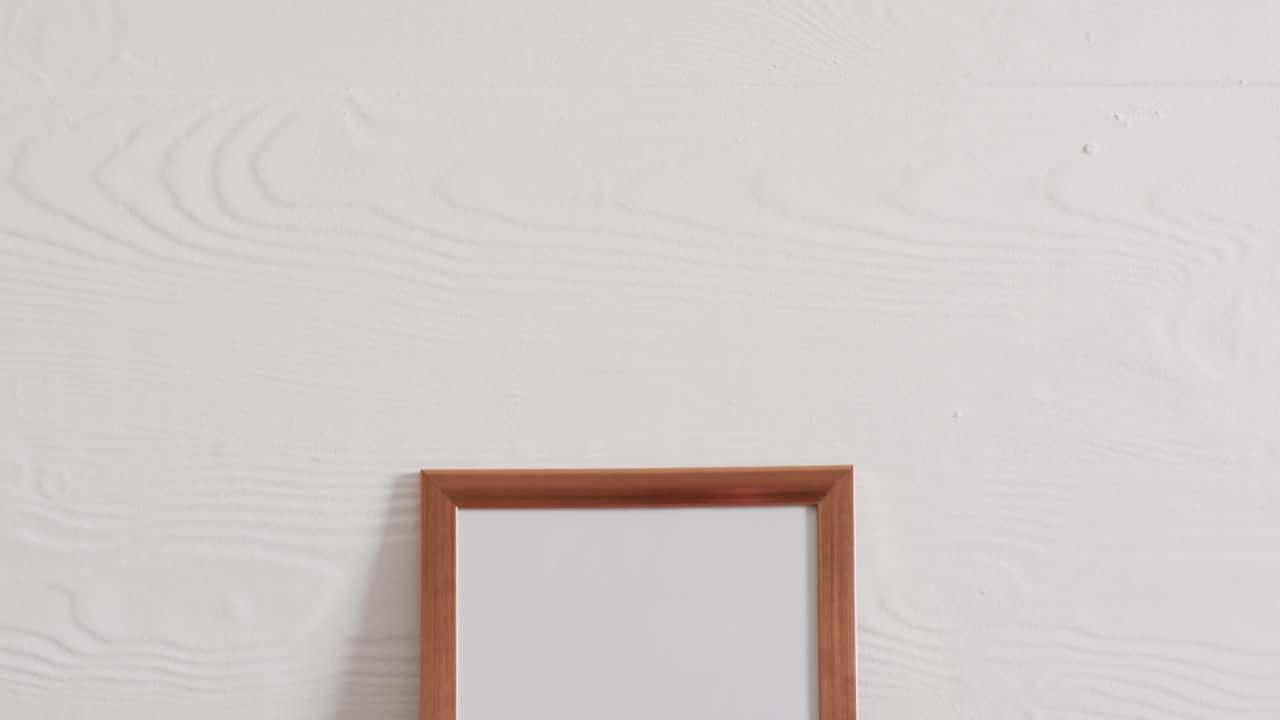 marco de madera con espacio de copia sobre fondo blanco y pared blanca
