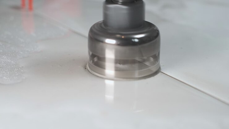 Processo de perfuração de porcelanato com broca diamantada, utilizando broca diamantada rotativa para fazer o furo. Ferramenta de perfuração para fazer furos em azulejos, granito ou produtos de concreto. Close-up, foco seletivo.