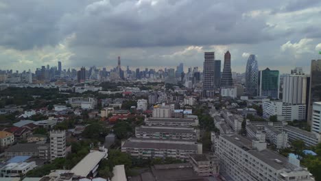 edificio de rascacielos de la ciudad de la línea del cielo asiática nublado
