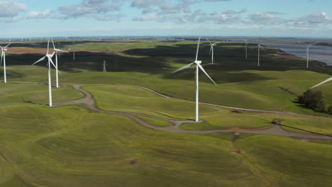 Drohnenaufnahmen-Von-Grünen-Windturbinen-Im-Windturbinenpark-Rio-Vista,-Kalifornien