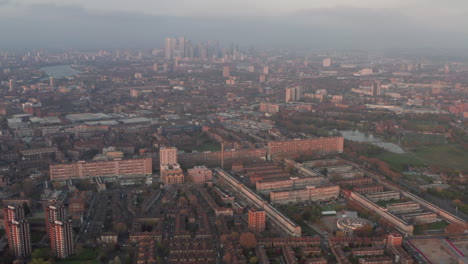 Luftaufnahme-Eines-Schiebereglers-über-Sozialsiedlungen-Im-Süden-Londons-Mit-Blick-Auf-Canary-Wharf