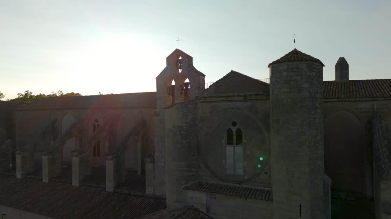 воздушный снимок французского аббатства с колокольней во время захода солнца